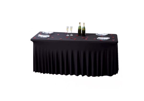 Nappe noire sur un buffet