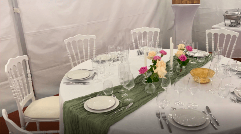 Table ronde bien décorée avec de jolie chaise blanche