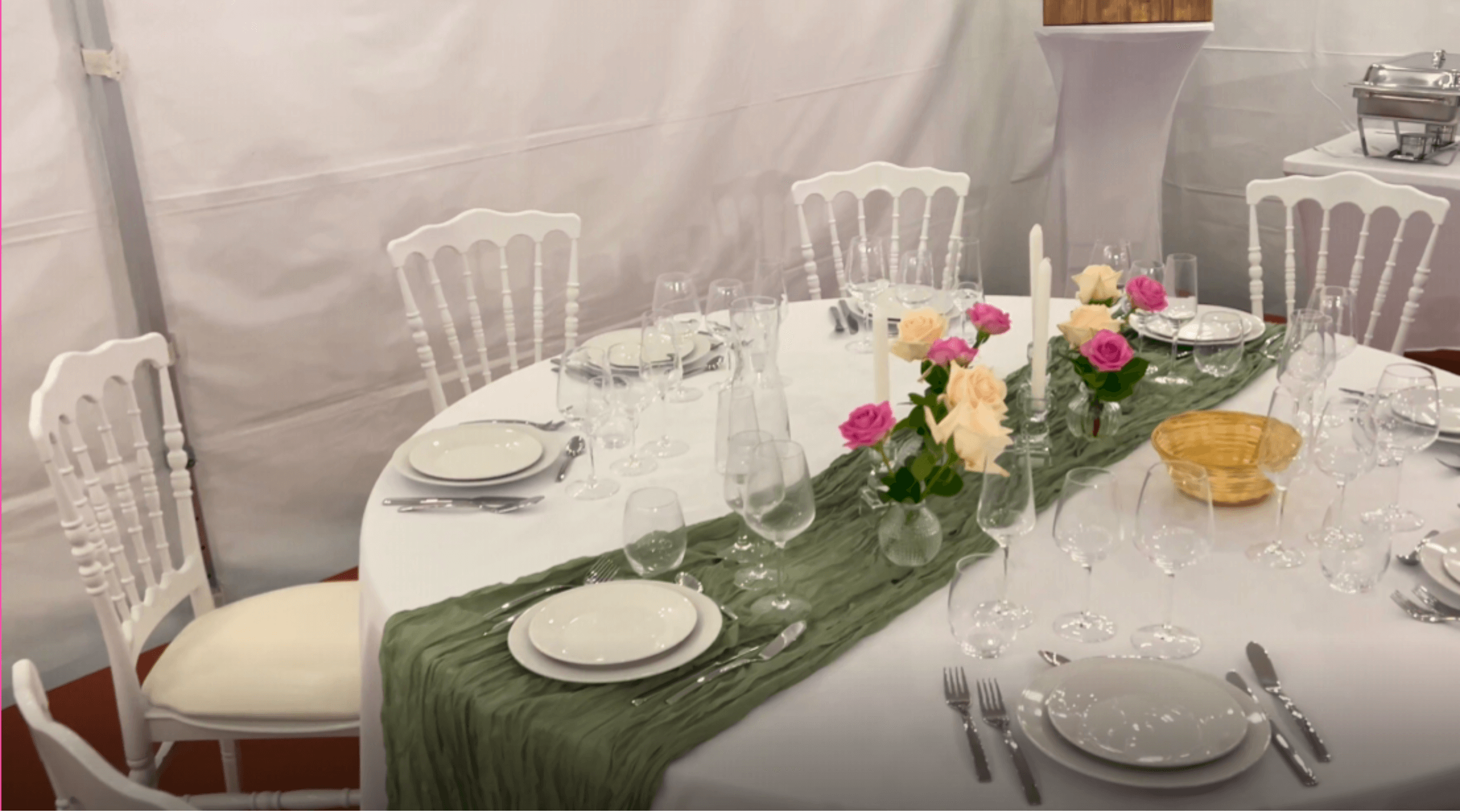 Table ronde bien décorée avec de jolie chaise blanche